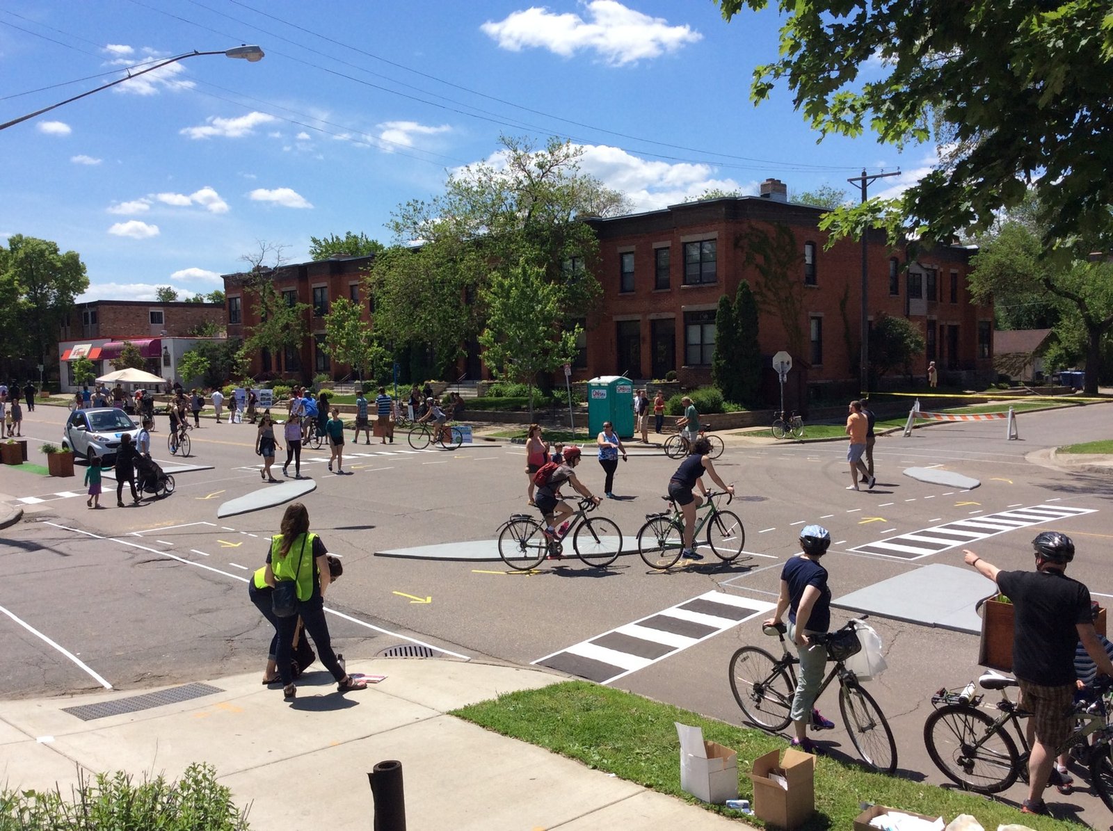 Ciclovia protegida em via urbana