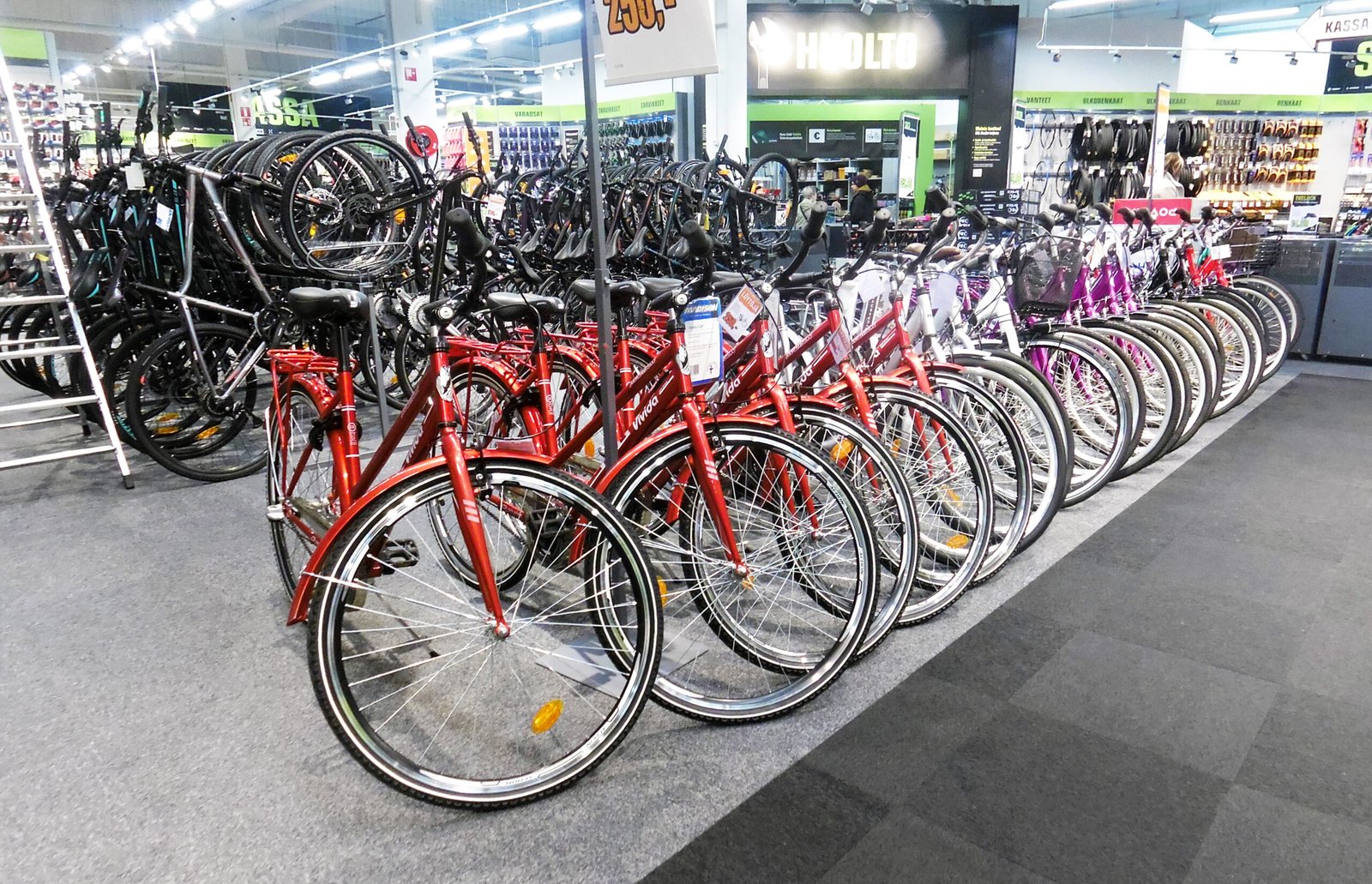 Bicicletas expostas para venda em uma loja
